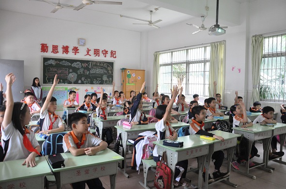 学生积极举手